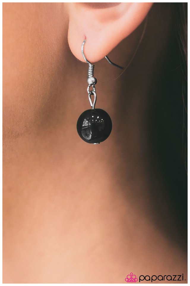 Paparazzi ♥ Not So Ordinary - Black ♥ Necklace