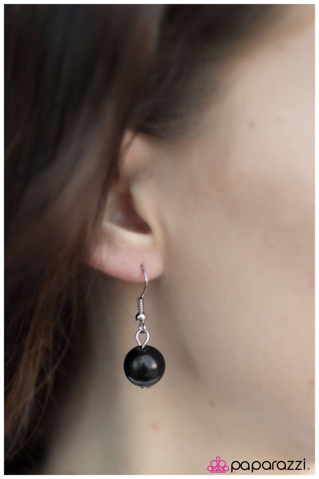 Paparazzi ♥ Celebrity - Black ♥ Necklace