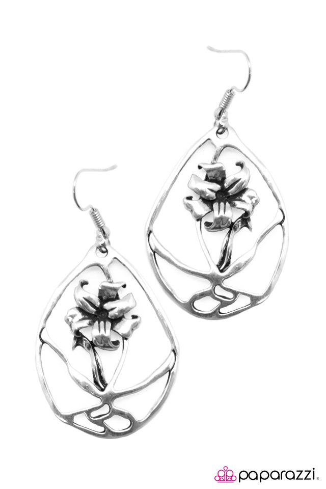 Paparazzi ♥ The Enchanted Rose - Silver ♥ Earrings