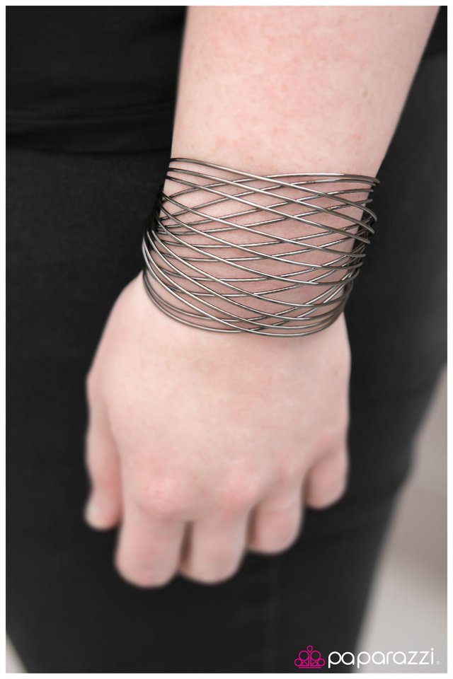 she-crossed-the-wire-black-p9in-bkxx-039xx