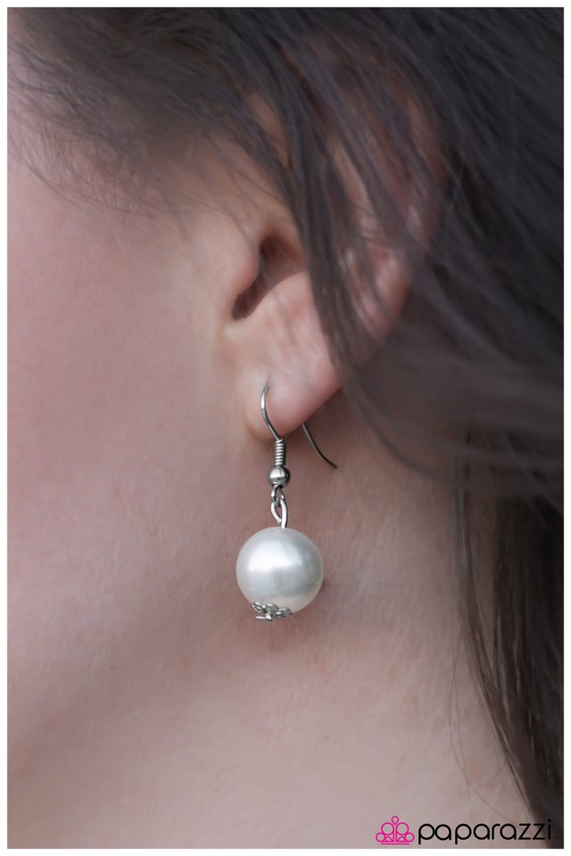 Paparazzi ♥ Season Finale - White ♥ Necklace