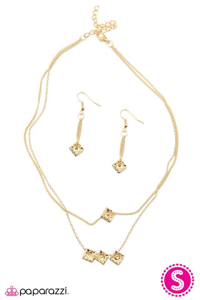 Paparazzi ♥ The Main Attraction - Gold ♥ Necklace