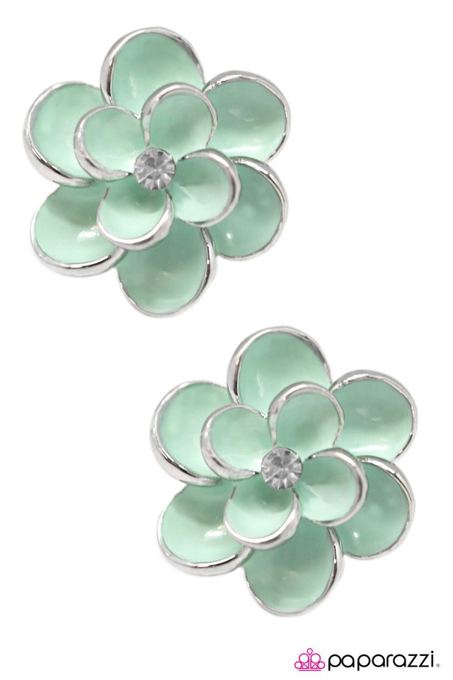 Paparazzi ♥ Gardener Of The Year - Green ♥ Post Earrings