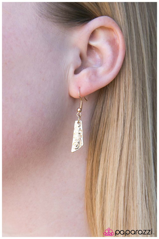 Paparazzi ♥ Cavegirl - Gold ♥ Necklace