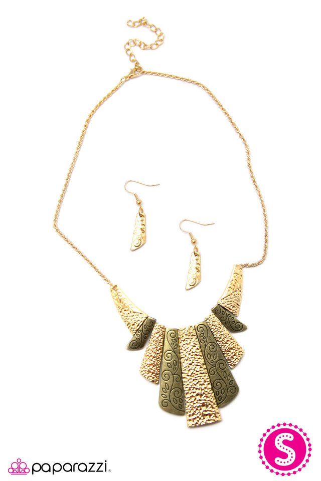 Paparazzi ♥ Cavegirl - Gold ♥ Necklace