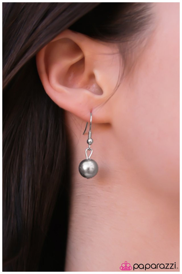 Paparazzi ♥ Shake It Off - Silver ♥ Necklace