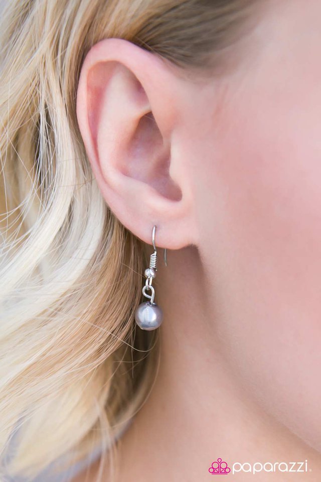 Paparazzi ♥ Pearls Are Always Appropriate - Silver ♥ Necklace
