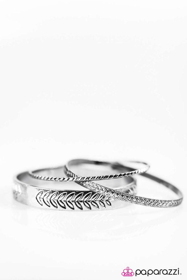 Paparazzi ♥ LEAF No Trace - Silver ♥ Bracelet