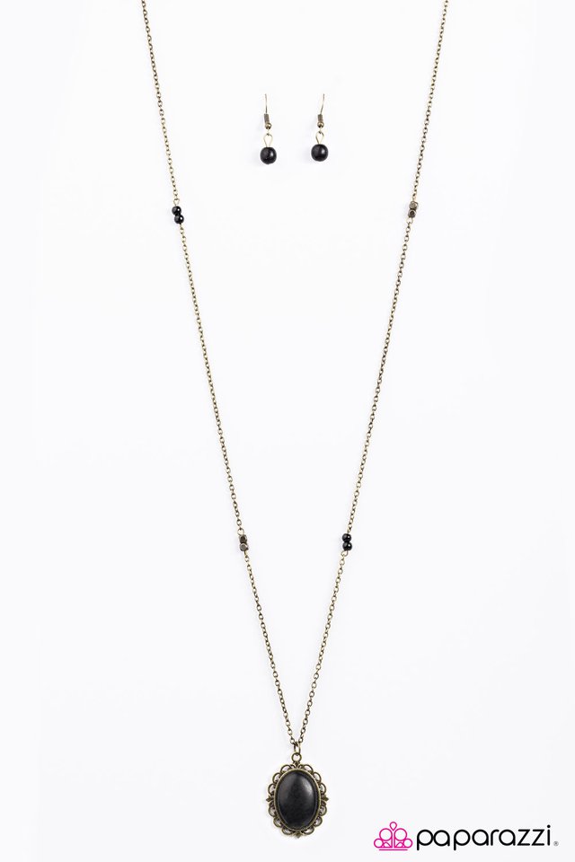 Paparazzi ♥ Queen Of The Stone Age - Brass ♥ Necklace