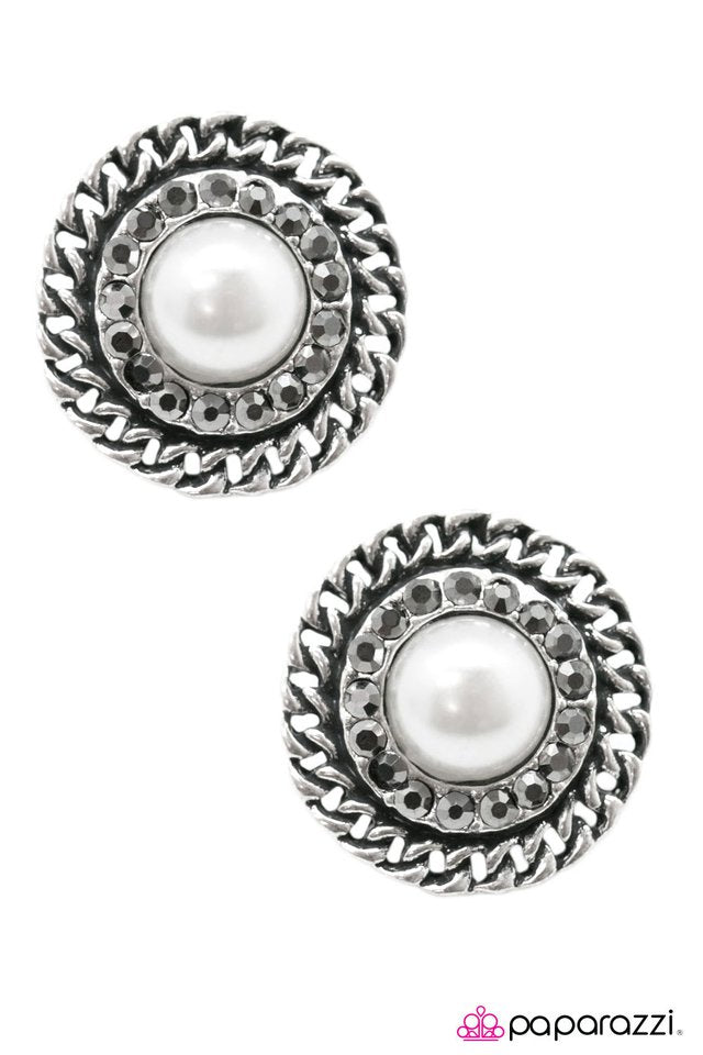 Paparazzi ♥ A Grand Gesture - Silver ♥ Post Earrings