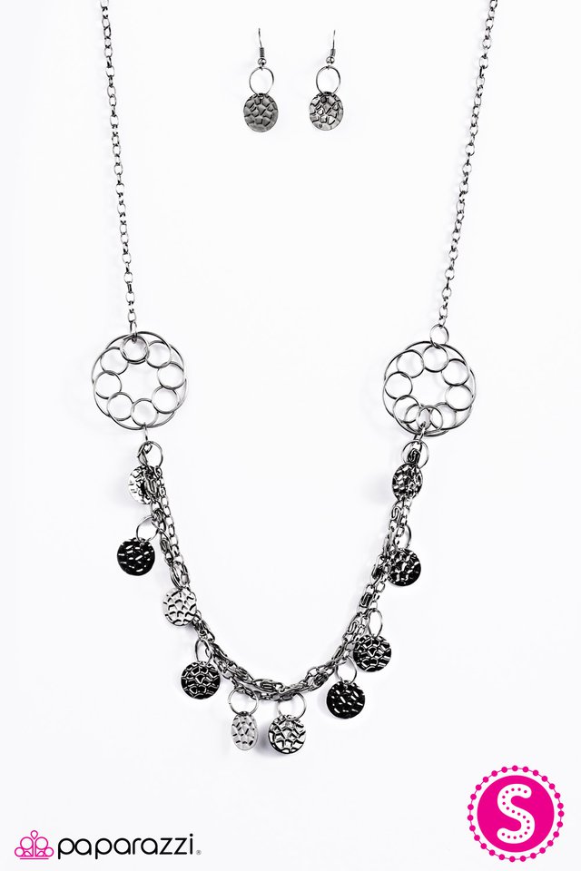 Paparazzi ♥ Pirate Queen - Black ♥ Necklace