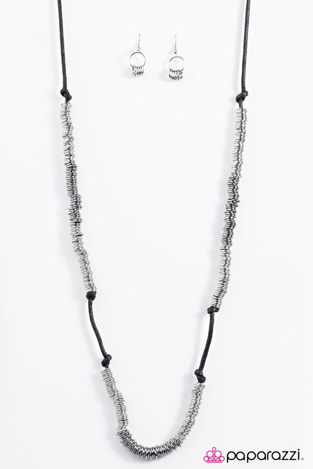 Paparazzi ♥ Ring Down The Curtain - Black ♥ Necklace