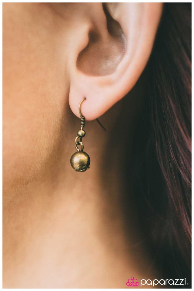 Paparazzi ♥ Wonderful Crazy Night - Brass ♥ Necklace