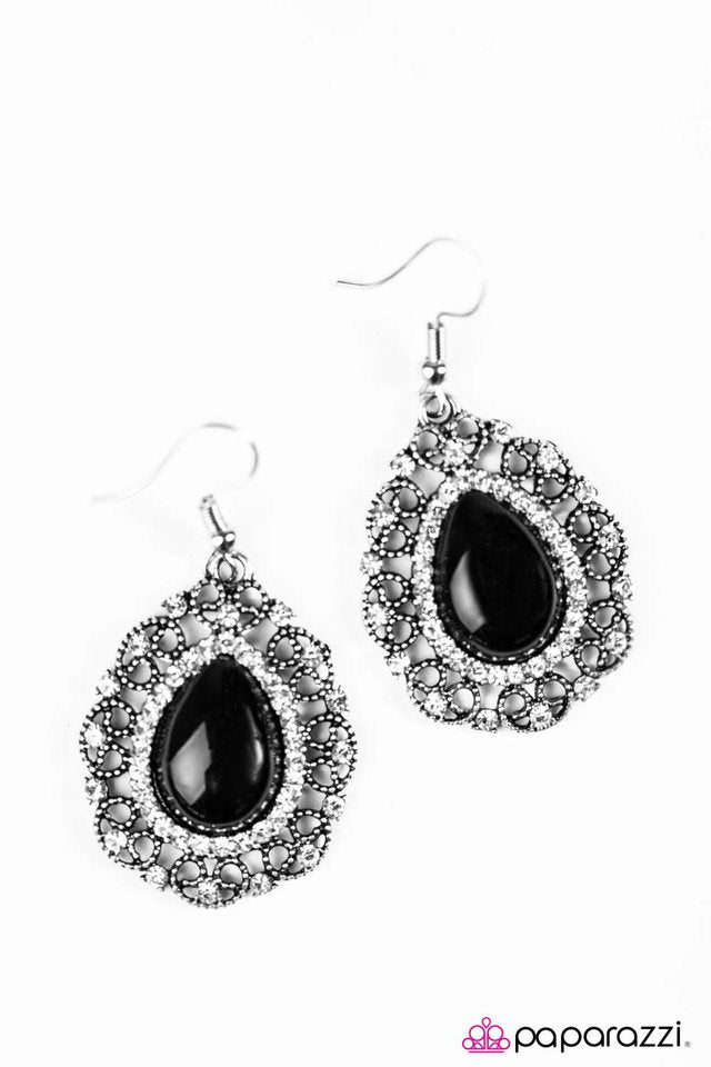 Paparazzi ♥ Always Wear Your Crown - Black ♥ Earrings