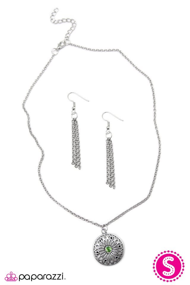 Paparazzi ♥ A Pretty Sight - Green ♥ Necklace