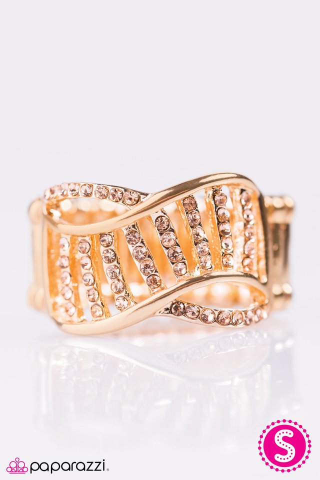 Paparazzi ♥ Top Of The Social Ladder - Gold ♥ Ring