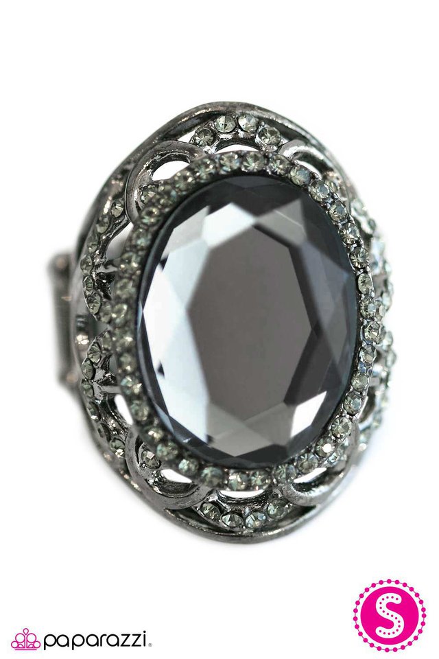 Paparazzi ♥ Queen for a Day - Black ♥ Ring