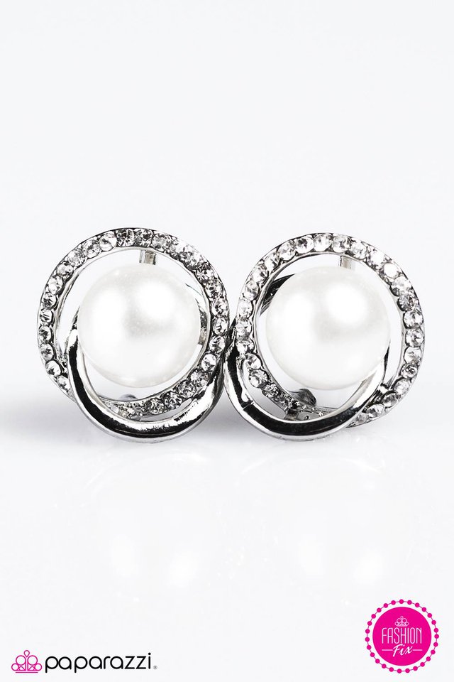 Paparazzi ♥ Pearl Eclipse - White ♥ Post Earrings