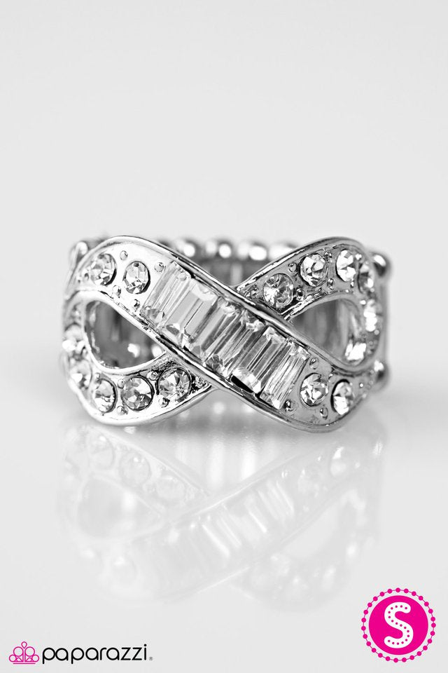 Paparazzi ♥ Weve Got Nothing But Time - White ♥ Ring