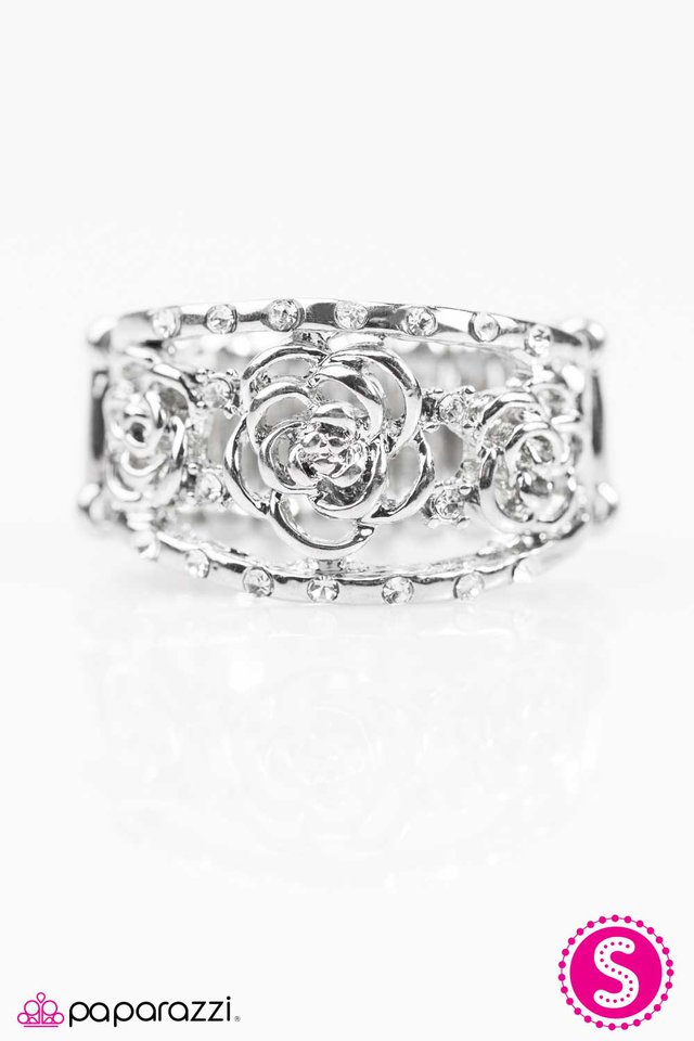 Paparazzi ♥ The Queens Garden - White ♥ Ring