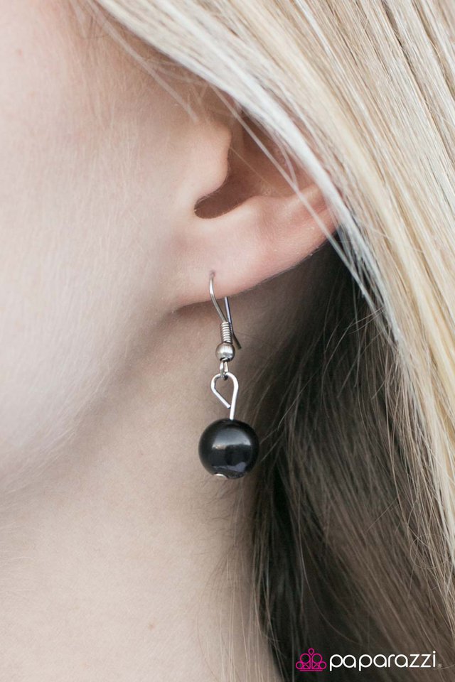 Paparazzi ♥ A Dramatic Entrance - Black ♥ Necklace