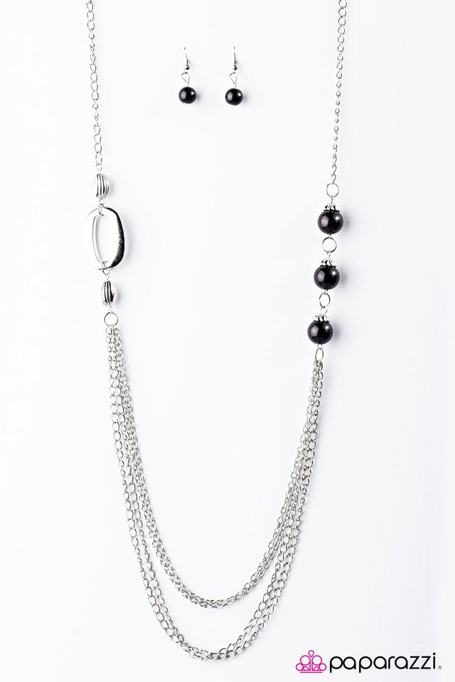 Paparazzi ♥ A Dramatic Entrance - Black ♥ Necklace
