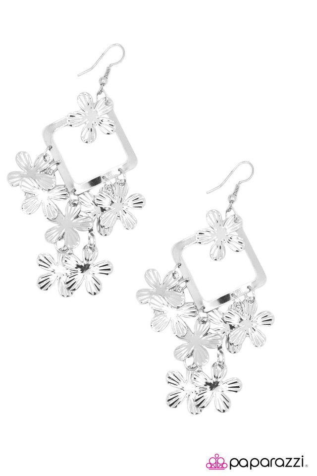Paparazzi ♥ The Flower Patch - Silver ♥ Earrings