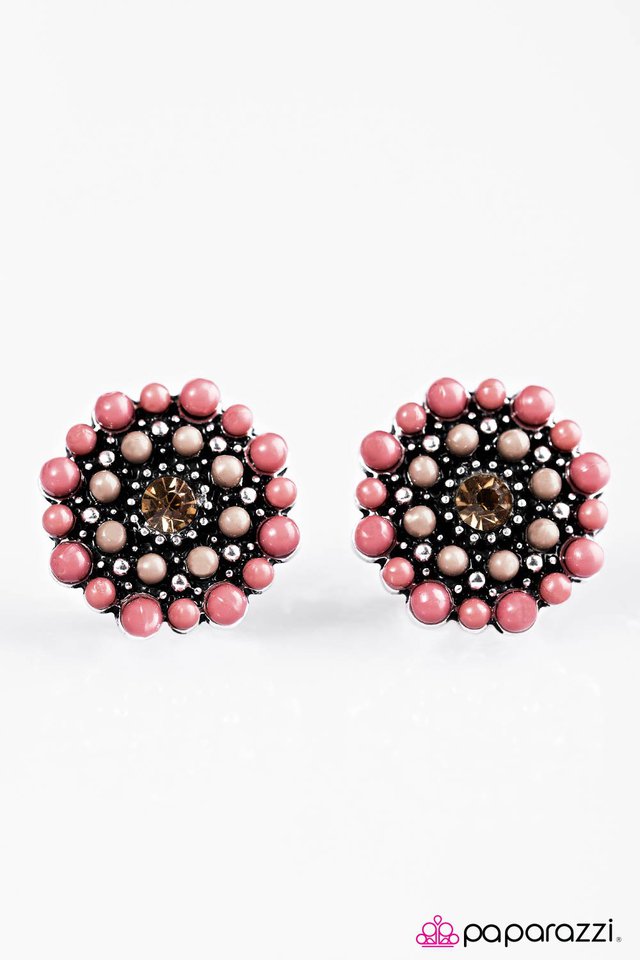 Paparazzi ♥ One DAISY Summer - Pink ♥ Post Earrings