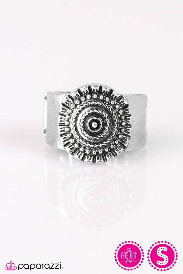 Paparazzi ♥ Let Me Show You Around - Silver ♥ Ring