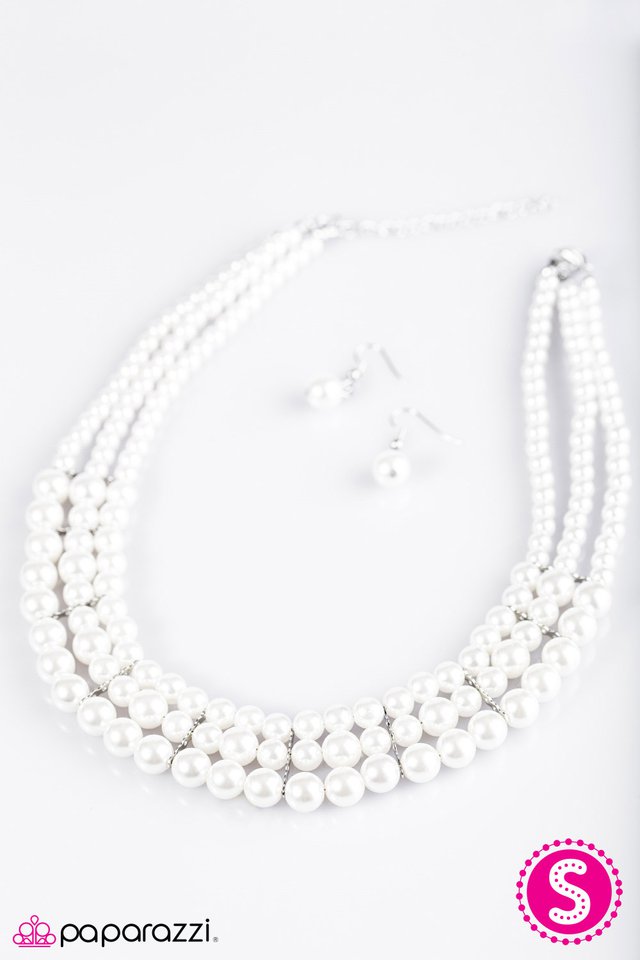 Paparazzi ♥ Lady in Waiting - White ♥ Necklace