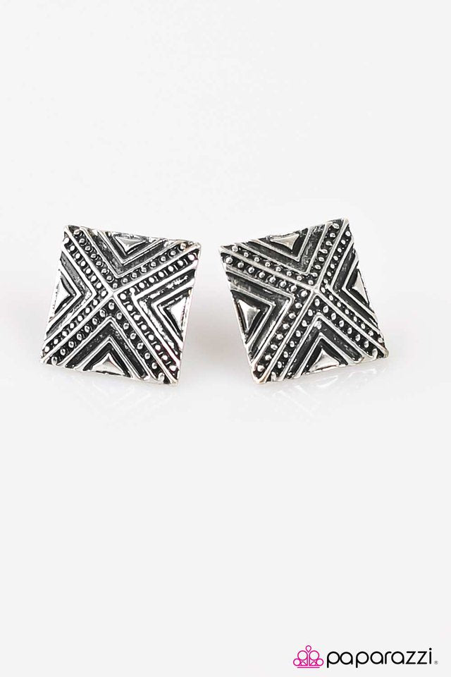 Paparazzi ♥ Dance Of The Pyramids - Silver ♥ Post Earrings
