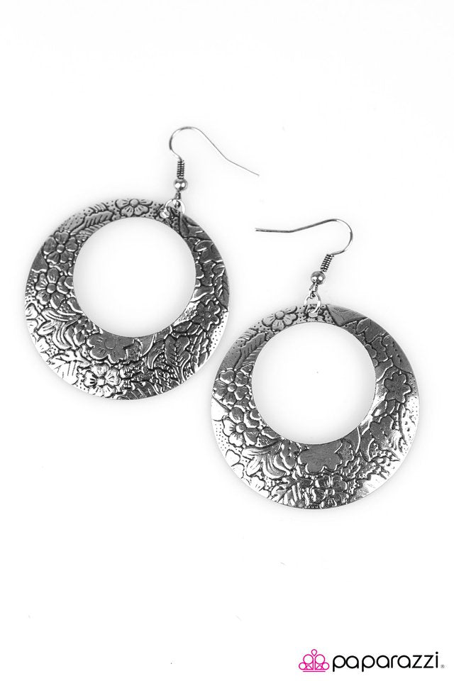Paparazzi ♥ Enchanted Island - Silver ♥ Earrings