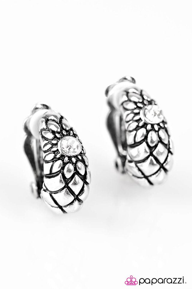 Paparazzi ♥ Deco-POSH - Silver ♥ Clip-On