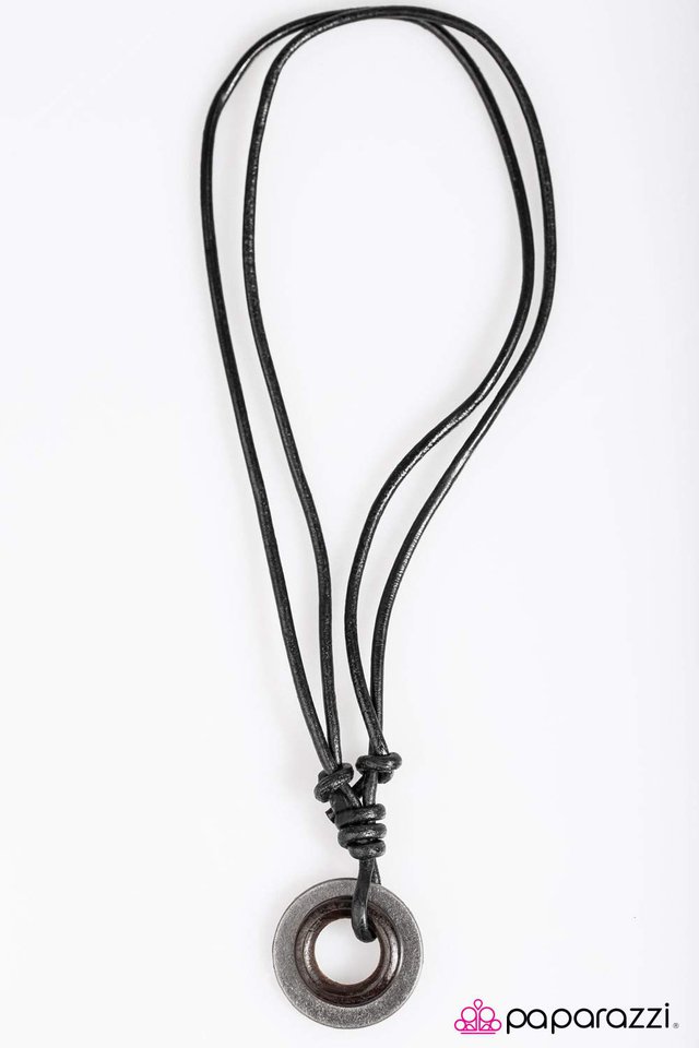 Paparazzi ♥ Shipwrecked - Black ♥ Necklace
