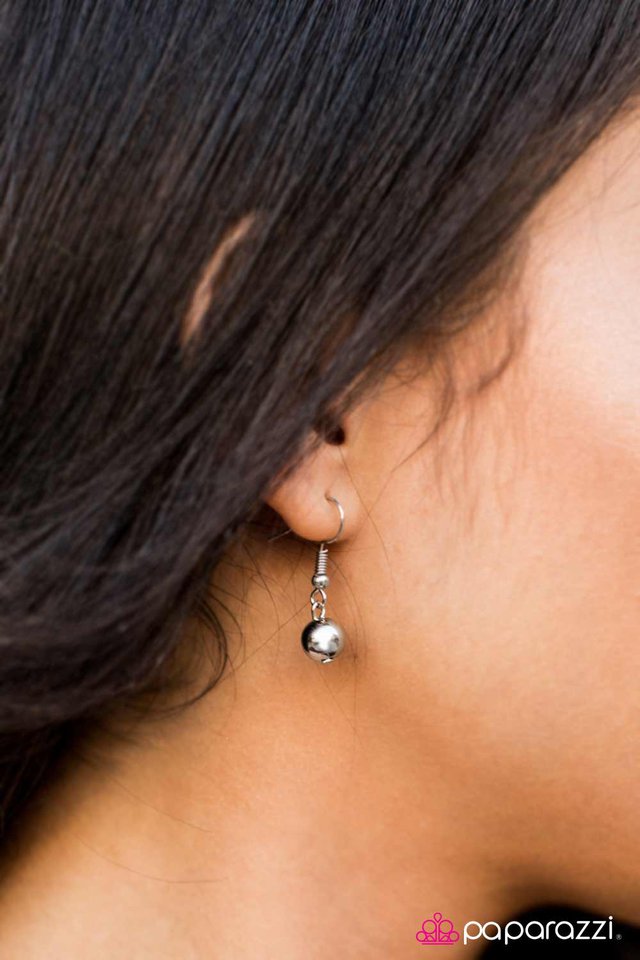 Paparazzi ♥ Hell On HEELS - Black ♥ Necklace