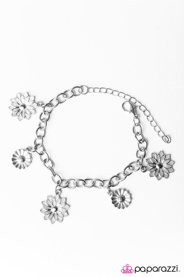 Paparazzi ♥ Let There Be Flowers - Silver ♥ Bracelet