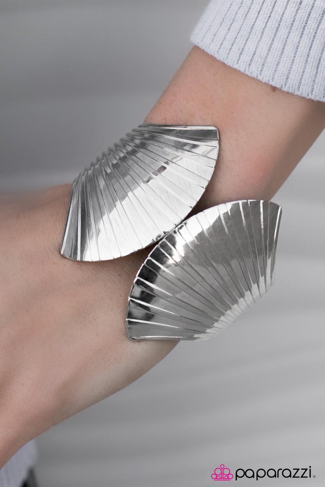 clam-up-silver-p9ed-svxx-033xx