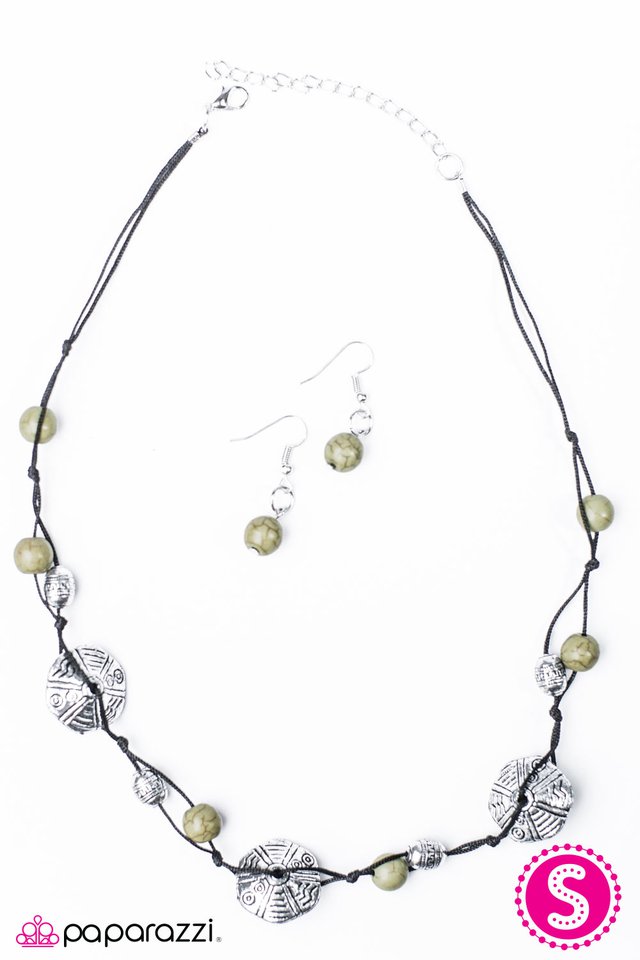 Paparazzi ♥ The Wayward Traveler - Green ♥ Necklace