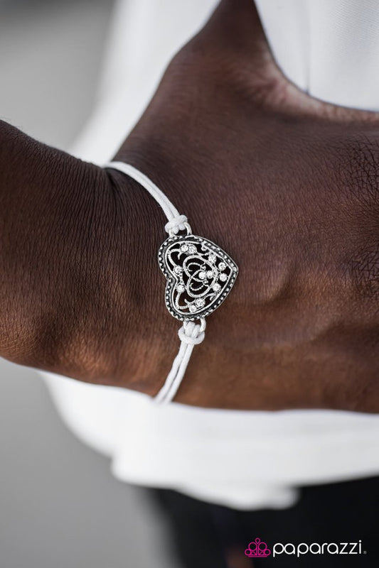 heart-on-a-string-white-p9wh-wtxx-082xx