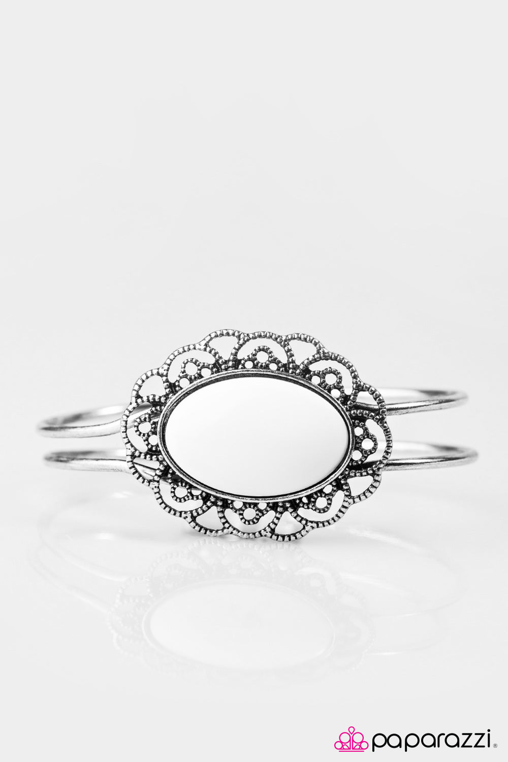 Paparazzi ♥ Vogue and Vintage - White ♥  Bracelet