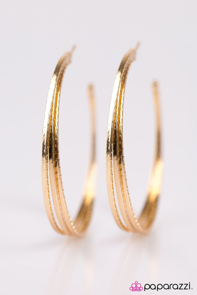 Paparazzi ♥ Delusions Of Grandeur - Gold ♥ Earrings