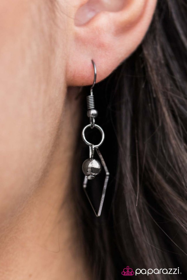 Paparazzi ♥ The Square Off - Black ♥ Necklace