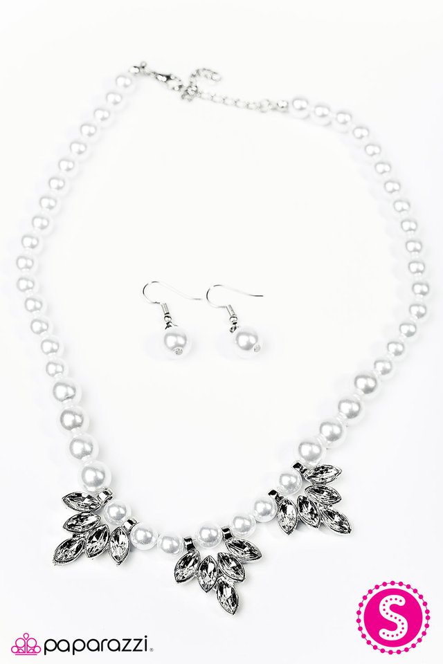 Paparazzi ♥ Ice Crystals - White ♥ Necklace