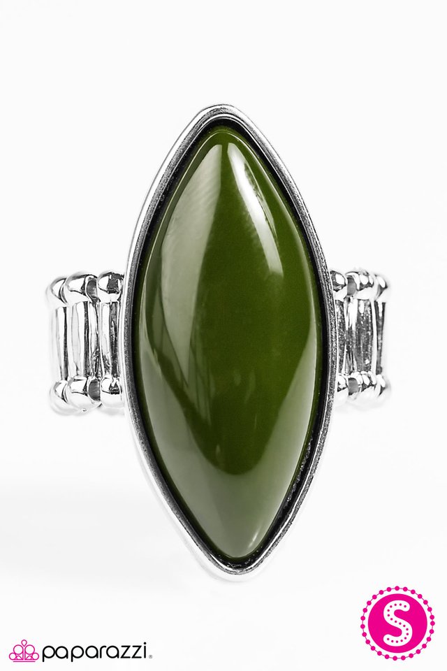 Paparazzi ♥ That Dont Impress Me Much - Green ♥ Ring