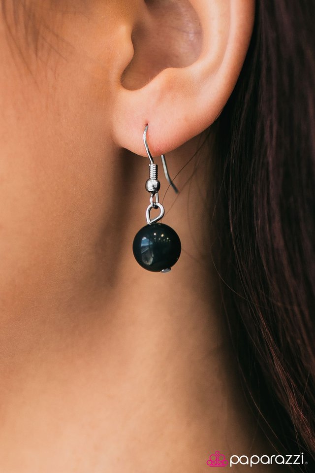 Paparazzi ♥ Sing Me A Song, Mr. Piano Man - Black ♥ Necklace