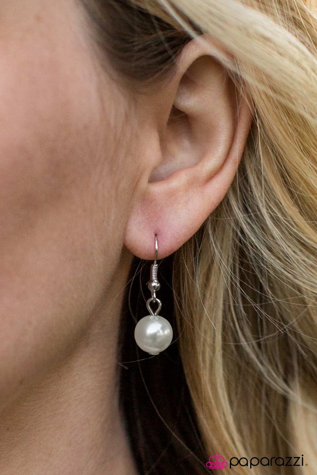 Paparazzi ♥ PEARLS Are A Girls Best Friend - White ♥ Necklace