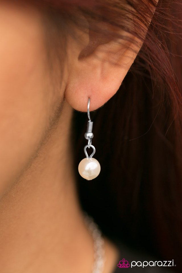 Paparazzi ♥ Miss Magnificent - White ♥ Necklace