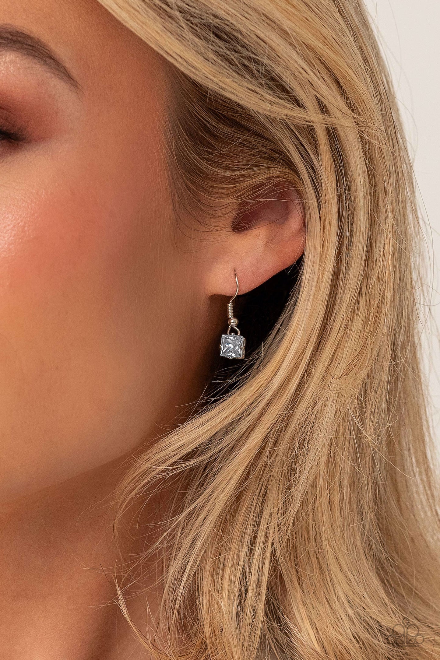 lustrous-layers-white-p2re-wtxx-644xx