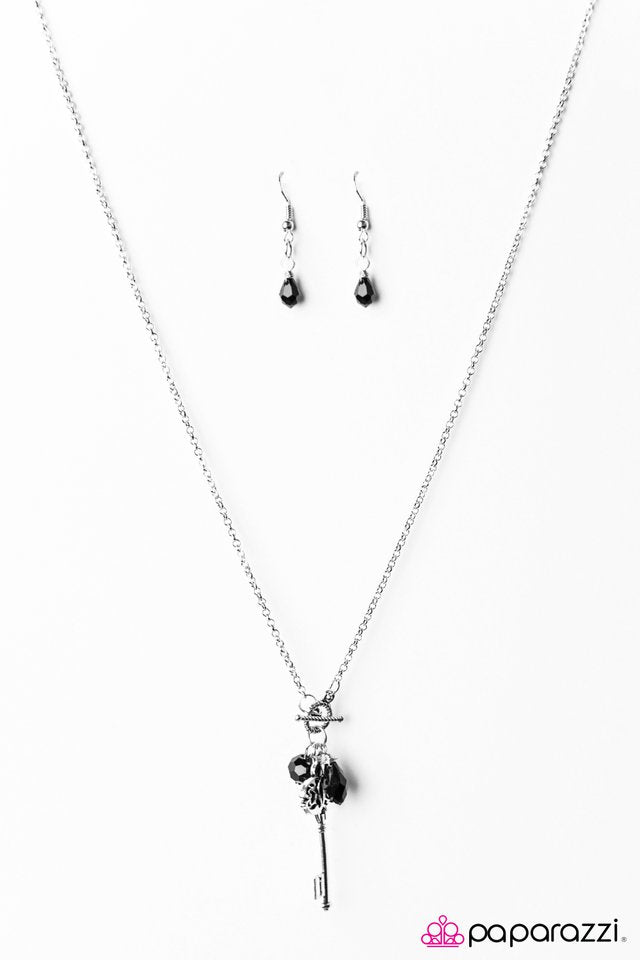 Paparazzi ♥ Key To The City - Black ♥ Necklace