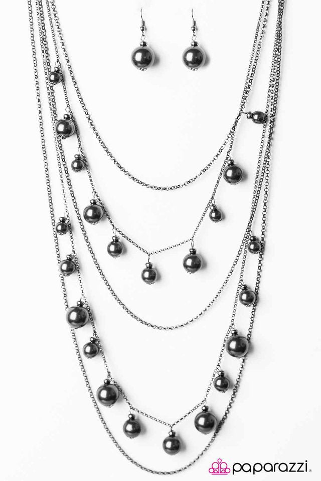Paparazzi ♥ Up Close and Personal - Black ♥ Necklace